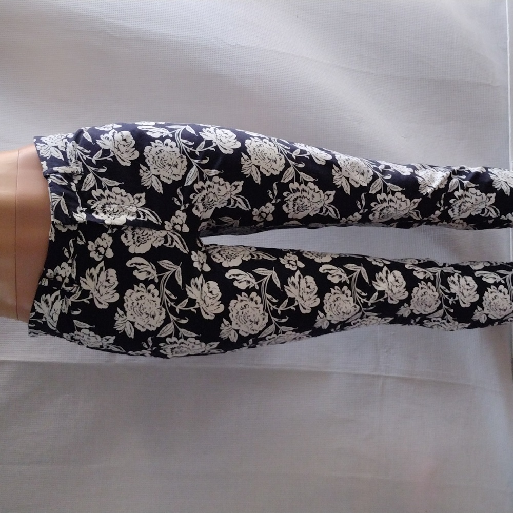GAP navy ,white flowers signature skinny ankle Capri 4